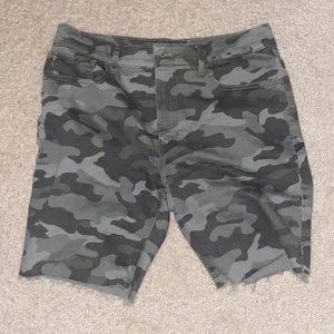 Camouflage Bermuda shorts